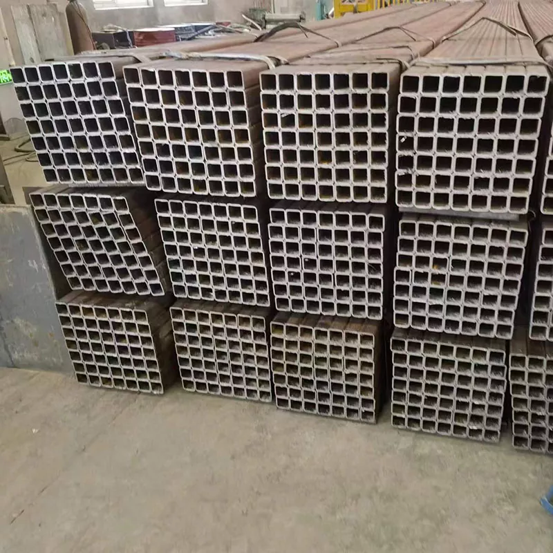 ঘন কালো আয়তক্ষেত্রাকার টিউব